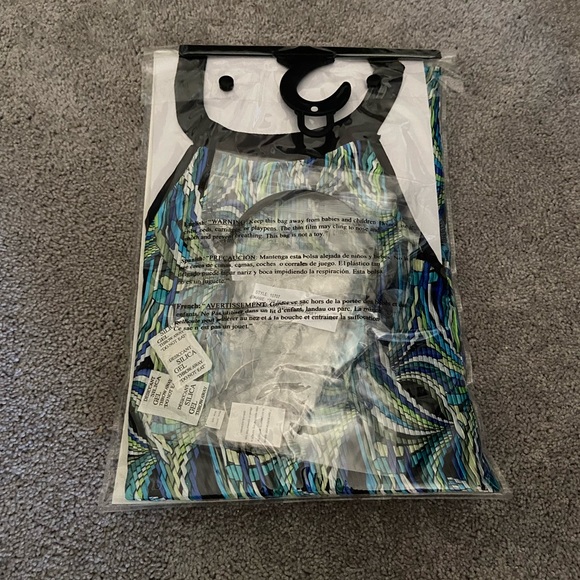 Woman’s Costume - Picture 2 of 6